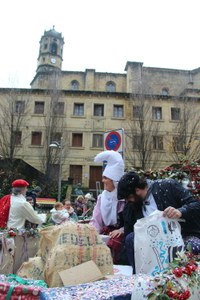 Olentzero eta Mari Domingirekin batera kantuan pozik ibili dira Eibarko haurrak