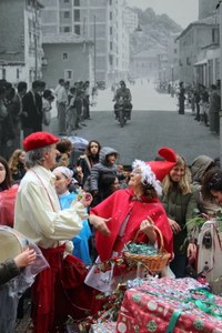 Olentzero eta Mari Domingirekin batera kantuan pozik ibili dira Eibarko haurrak