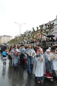 Olentzero eta Mari Domingirekin batera kantuan pozik ibili dira Eibarko haurrak