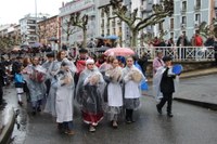 Olentzero eta Mari Domingirekin batera kantuan pozik ibili dira Eibarko haurrak