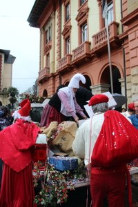 Olentzero eta Mari Domingirekin batera kantuan pozik ibili dira Eibarko haurrak