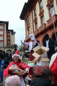 Olentzero eta Mari Domingirekin batera kantuan pozik ibili dira Eibarko haurrak