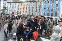 Olentzero eta Mari Domingirekin batera kantuan pozik ibili dira Eibarko haurrak