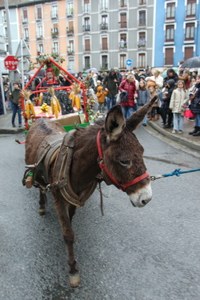 Olentzero eta Mari Domingirekin batera kantuan pozik ibili dira Eibarko haurrak