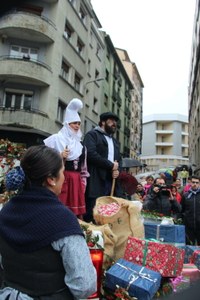 Olentzero eta Mari Domingirekin batera kantuan pozik ibili dira Eibarko haurrak