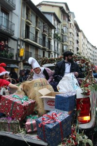 Olentzero eta Mari Domingirekin batera kantuan pozik ibili dira Eibarko haurrak