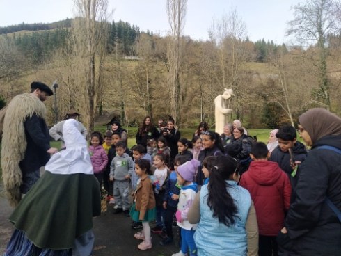 Olentzero eta Maridomingi bisitatu dituzte Berbetaneko familiek