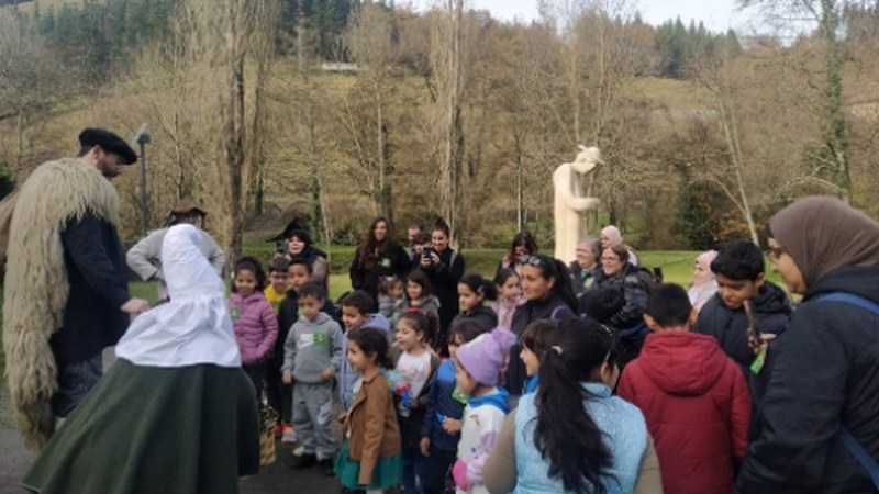 Olentzero eta Maridomingi bisitatu dituzte Berbetaneko familiek