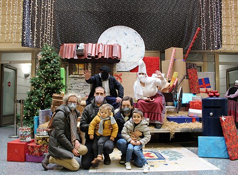 Olentzerok eta Mari Domingik udaletxeko patioan hartu zituzten umeak