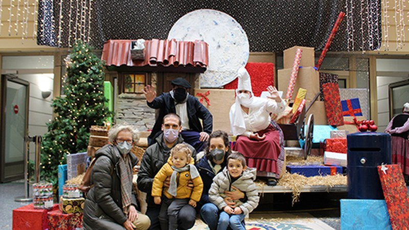 Olentzerok eta Mari Domingik udaletxeko patioan hartu zituzten umeak