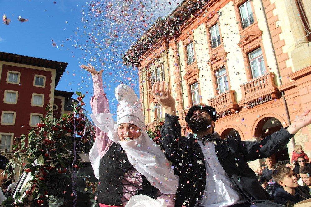 Olentzeroren buzoia gaur jarriko dute Portalean eta Pegoran
