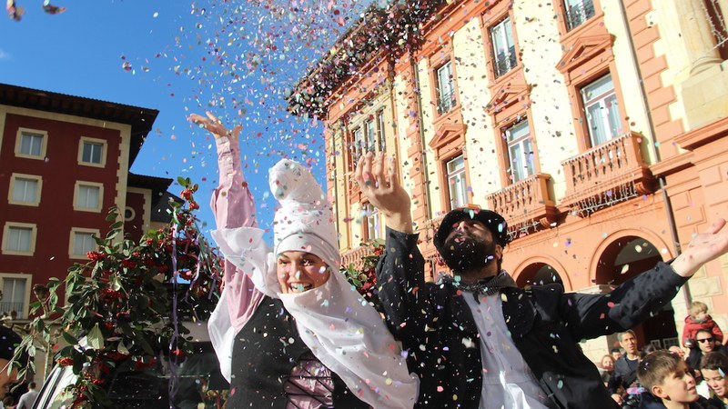 Olentzeroren buzoia gaur jarriko dute Portalean eta Pegoran