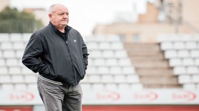 Olot foball taldeak Manix Mandiola kargutik kendu du