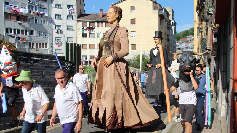 Ongietorri beroa jaso dute Bergarako erraldoi eta buruhandiek