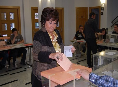 Ordezkari politikoak botoa ematean: Carmen Larrañaga (PP)