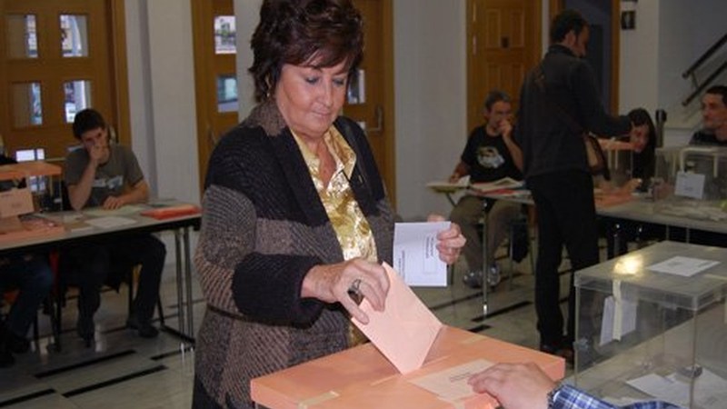 Ordezkari politikoak botoa ematean: Carmen Larrañaga (PP)