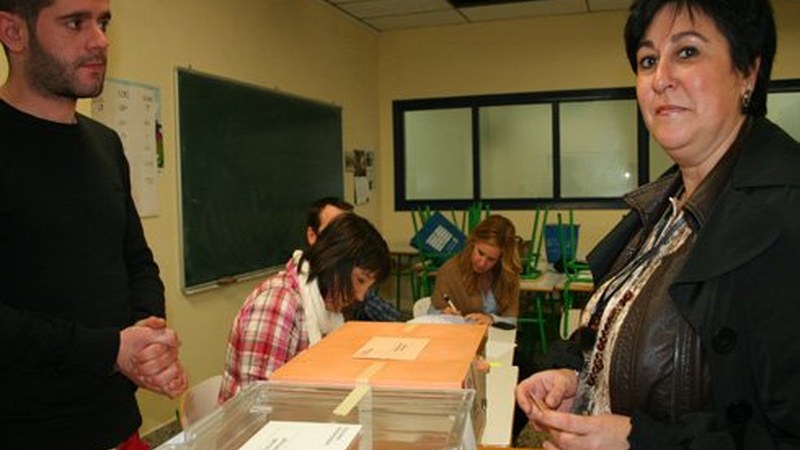 Ordezkari politikoak botoa ematean: Eli Gomez (Izquierda Unida-Ezker Anitza)