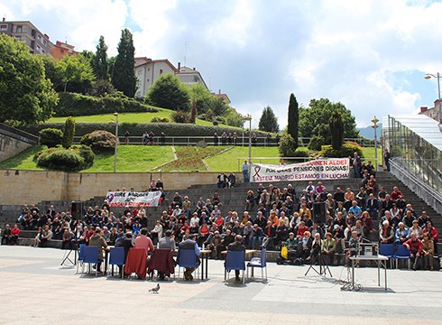 Ordezkari politikoek zuzenean erantzun zituzten jubilatuen galderak Untzagan