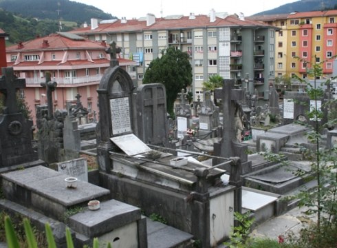 Ordutegi berezia kanposantuan