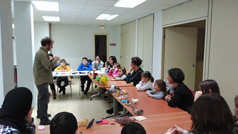 Papiroflexia tailerrean primeran ibili ziren guraso berbalagunak