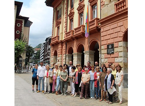 Ortzadarraren bandera igo dute Sexu Askapenaren eta Harrotasunaren Nazioarteko Egunean