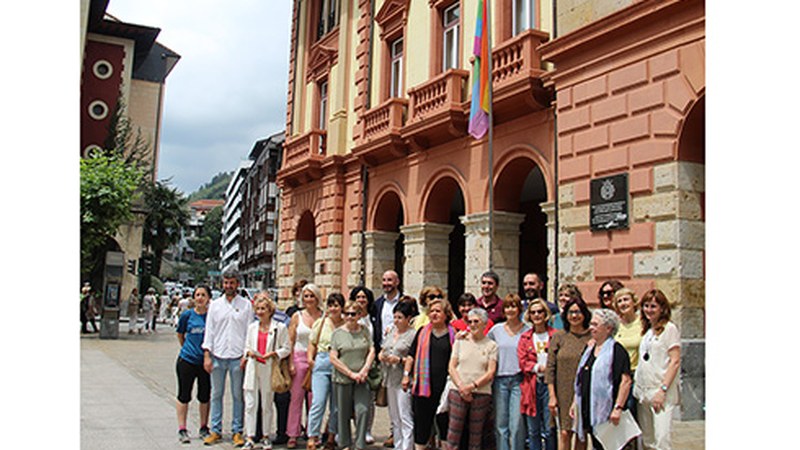 Ortzadarraren bandera igo dute Sexu Askapenaren eta Harrotasunaren Nazioarteko Egunean