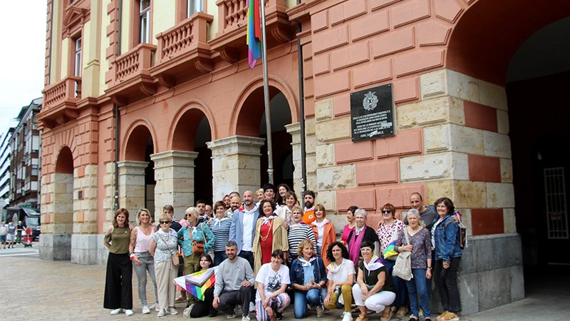 Ortzadarraren koloreekin bete nahi dute herria LGTBIQ+ kolektiboaren Sexu Askapenaren eta Harrotasunaren Nazioarteko Egunean