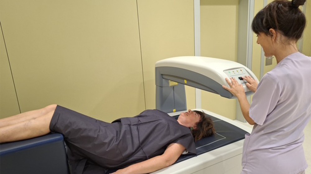Osakidetzak dentsitometro bat jarri du Eibarko Ospitalean, hezur-gaixotasunen diagnostikoa hobetzeko