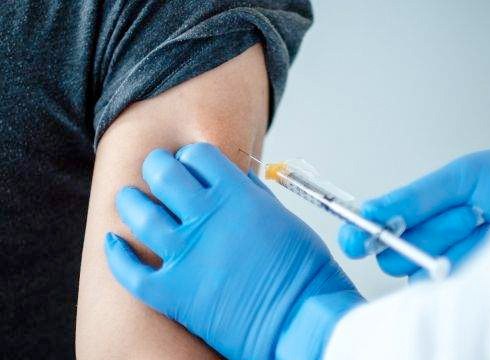 Osasun sailburuak 60 urtetik gorakoei dei egin die errefortzuko txertorako hitzordua eskatzeko