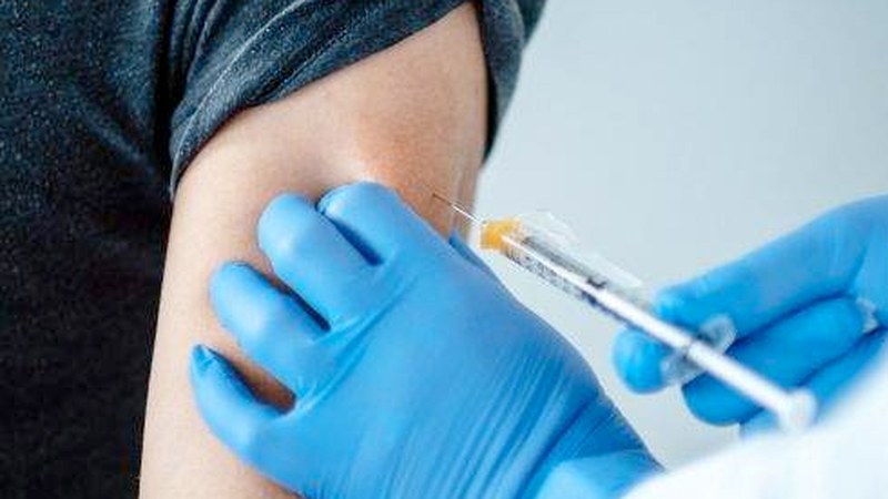 Osasun sailburuak 60 urtetik gorakoei dei egin die errefortzuko txertorako hitzordua eskatzeko