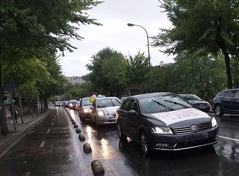 Osasuna eta eskubideak aldarrikatzeko autoen karabanan joan ziren Arantzazuraino zapatuan