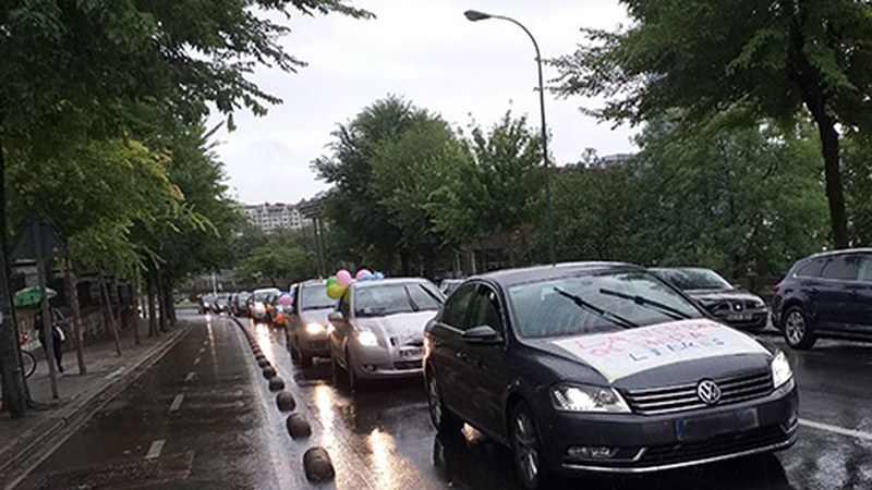 Osasuna eta eskubideak aldarrikatzeko autoen karabanan joan ziren Arantzazuraino zapatuan