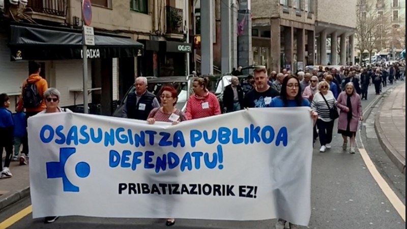 Osasungintza publikoaren aldeko manifestazio jendetsua egin zen zapatuan