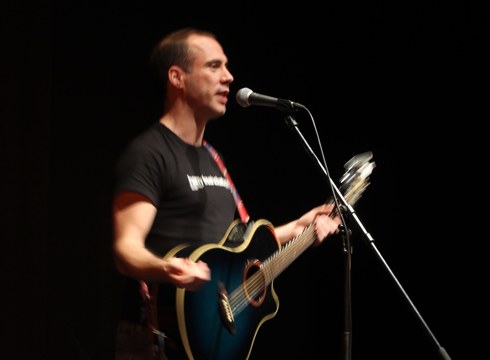 Oskar Estanga (bertsolaria, musikaria...): “Emozioak zaintzeko garaia dela uste dut”