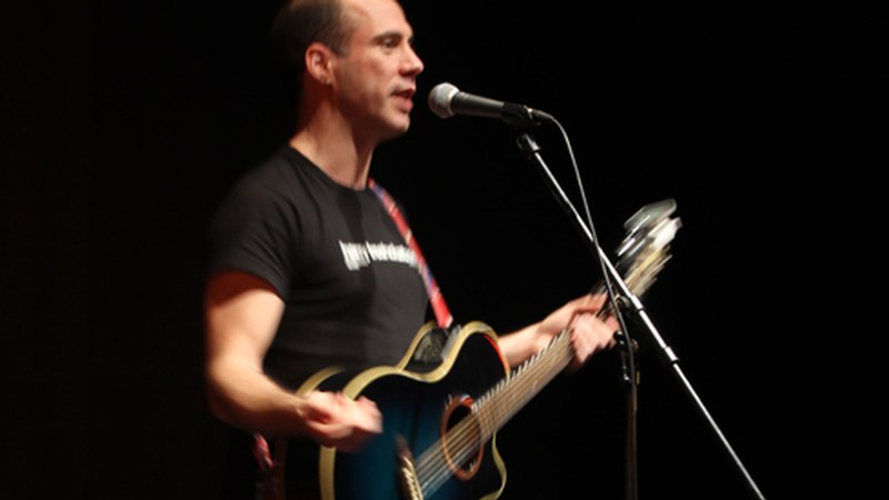 Oskar Estanga (bertsolaria, musikaria...): “Emozioak zaintzeko garaia dela uste dut”