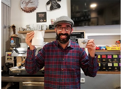 Oskar Gallardo, barista: “Kafea mimo handiz egiten saiatzen naiz eta jendeak asko eskertzen du”