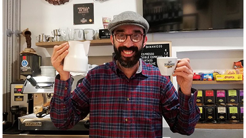 Oskar Gallardo, barista: “Kafea mimo handiz egiten saiatzen naiz eta jendeak asko eskertzen du”