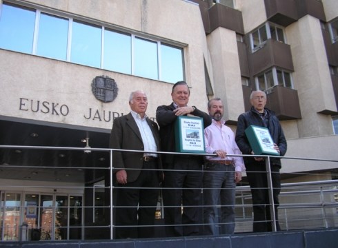 Ospitalaren aldeko 11.300 sinadurak Eusko Jaurlaritzan entregatu dituzte