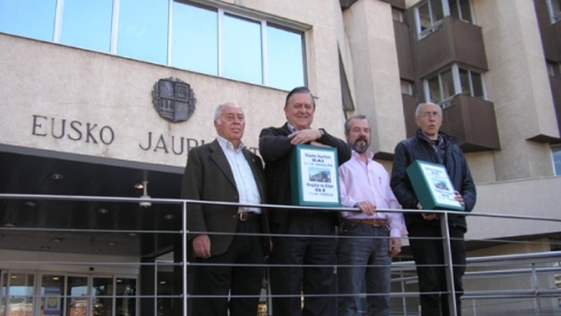 Ospitalaren aldeko 11.300 sinadurak Eusko Jaurlaritzan entregatu dituzte