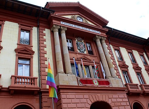 Ostadarraren koloredun bandera igo dute gaur LGTBI+ Pertsonen Eskubideen Eguna dela gogoratzeko