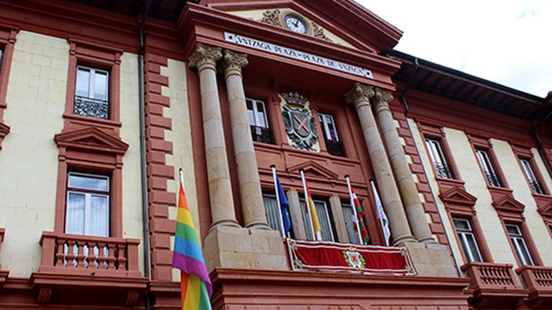 Ostadarraren koloredun bandera igo dute gaur LGTBI+ Pertsonen Eskubideen Eguna dela gogoratzeko