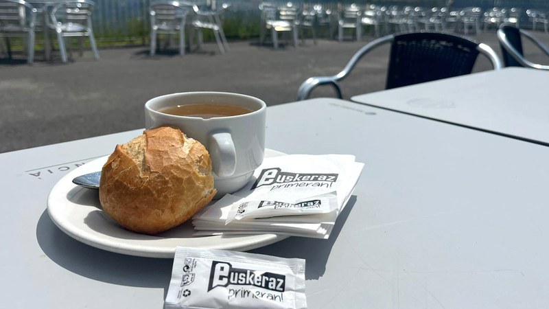 Ostalaritzan euskara bultzatzeko azukrea eta serbilletak banatu ditu tabernetan ...eta kitto!-k