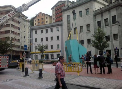 Oteizaren "Txopitea eta Pakea" anbulategi parean ipini dute