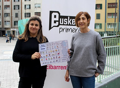 Jatetxe eta tabernetan euskararen erabilera errazteko mantelak banatzen hasi dira