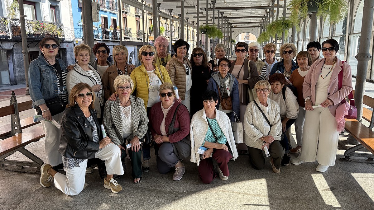 Pagatxako emakumeak pozarren ibili dira Tolosara egindako txangoan Pagatxako emakumeak pozarren ibili dira Tolosara egindako txangoan