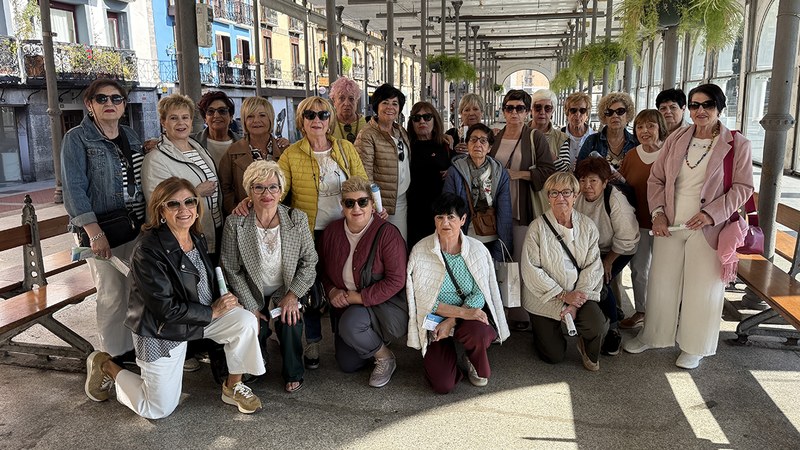 Pagatxako emakumeak pozarren ibili dira Tolosara egindako txangoan