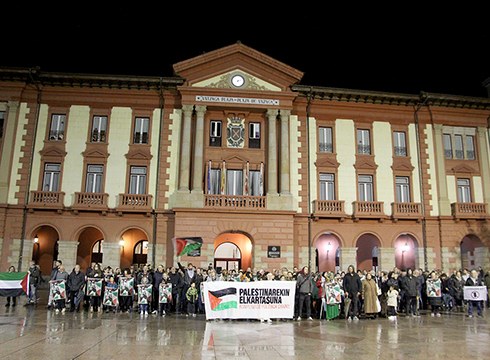 Palestinako herriari elkartasuna adierazteko kontzentrazio jendetsua egin da gaur Untzagan