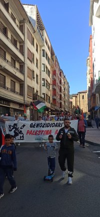 Palestinaren aldeko manifestazio jendetsua egin zen domekan