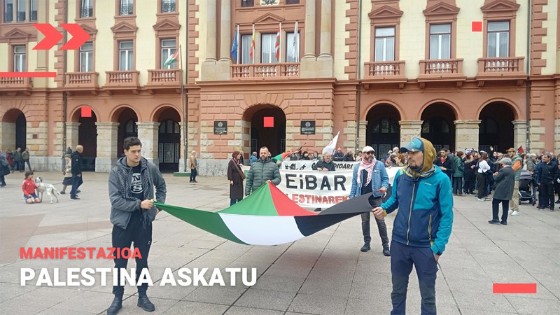Palestinaren kontrako erasoak geratzea eskatzeko manifestazio jendetsua egin zen atzo eguerdian