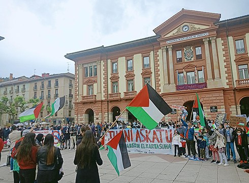 Palestinarren kontrako sarraskiak salatzeko manifestazioa egin zen atzo Eibarren